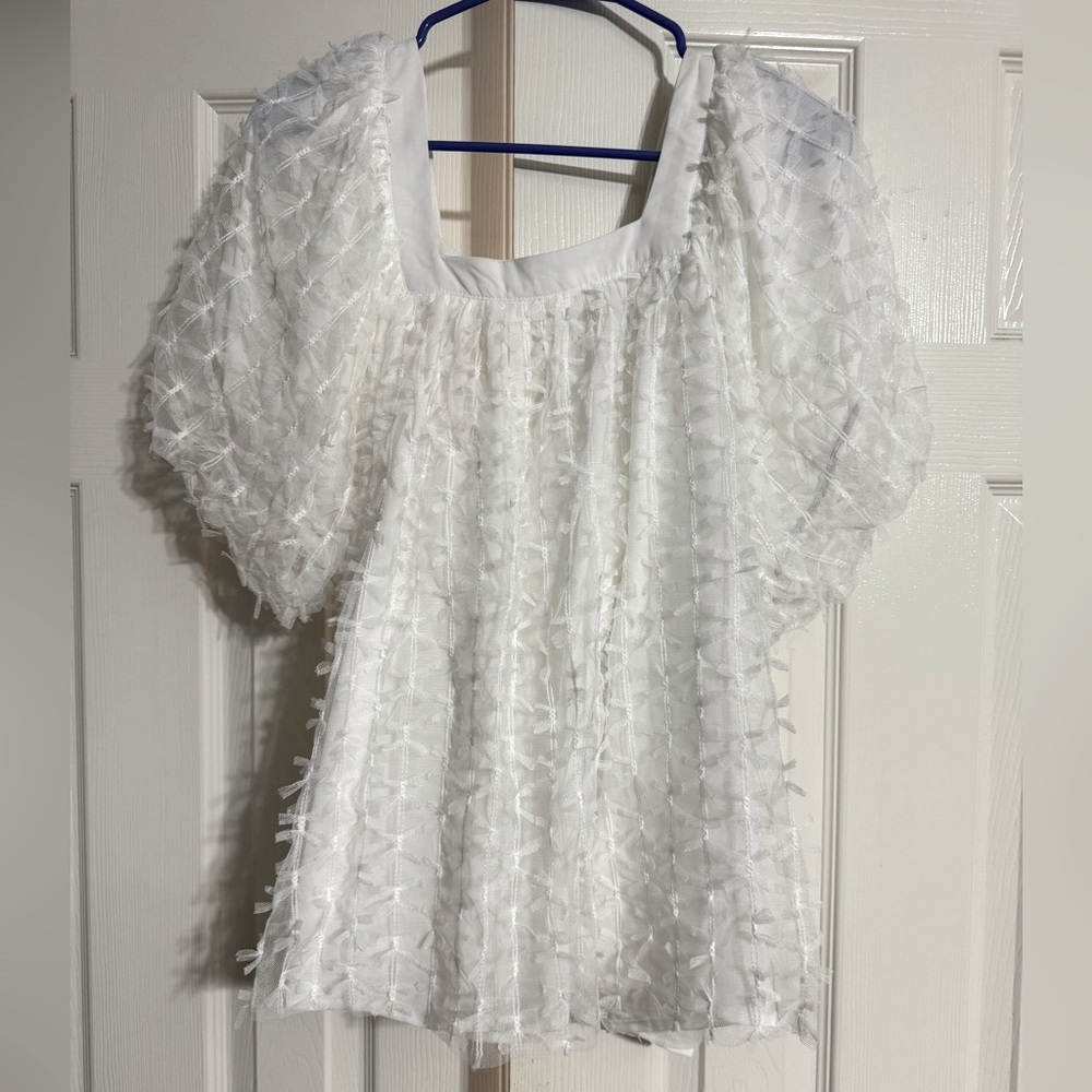 Medium Fantastic Fawn White Textured Women's Top - Worn ONCE